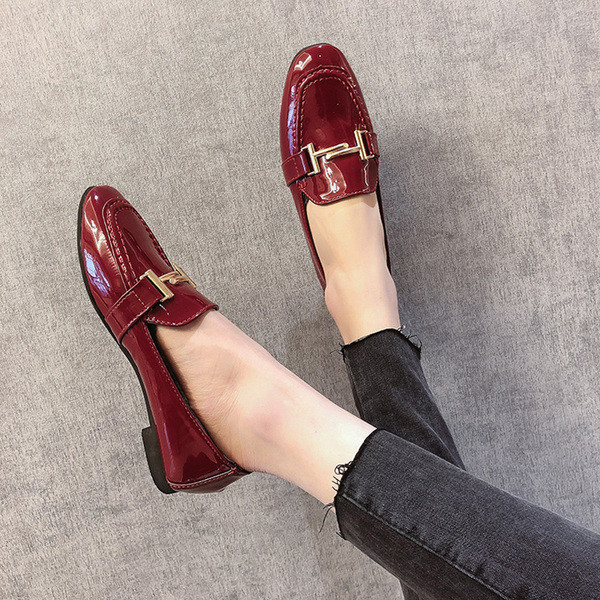 Стилни дамски мокасини в черен и червен цвят с метална декорация