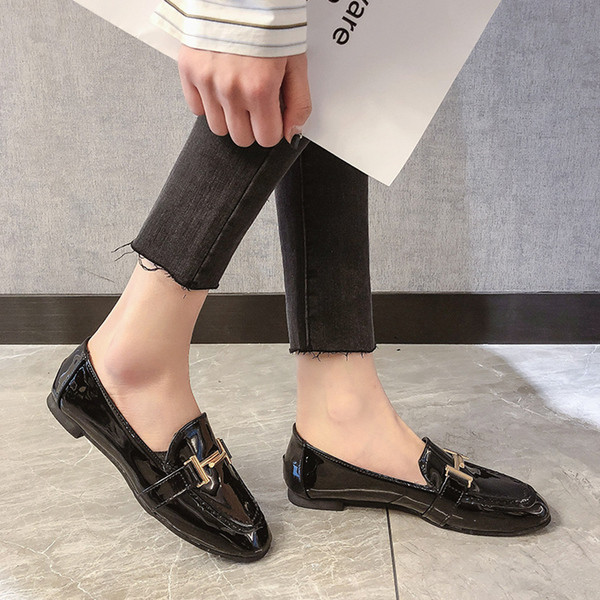 Стилни дамски мокасини в черен и червен цвят с метална декорация