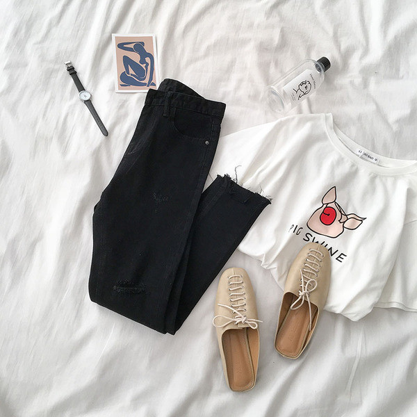 Дамски дънки в черен цвят с висока талия и разкъсани мотиви