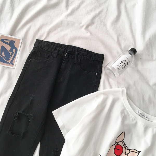 Дамски дънки в черен цвят с висока талия и разкъсани мотиви