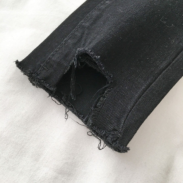 Дамски дънки в черен цвят с висока талия и разкъсани мотиви