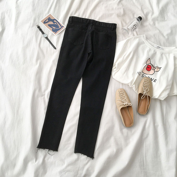 Дамски дънки в черен цвят с висока талия и разкъсани мотиви