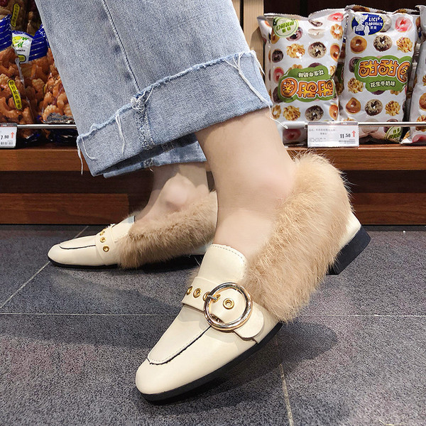 Актуални дамски мокасини с метална катарама и пух в черен и бежов цвят