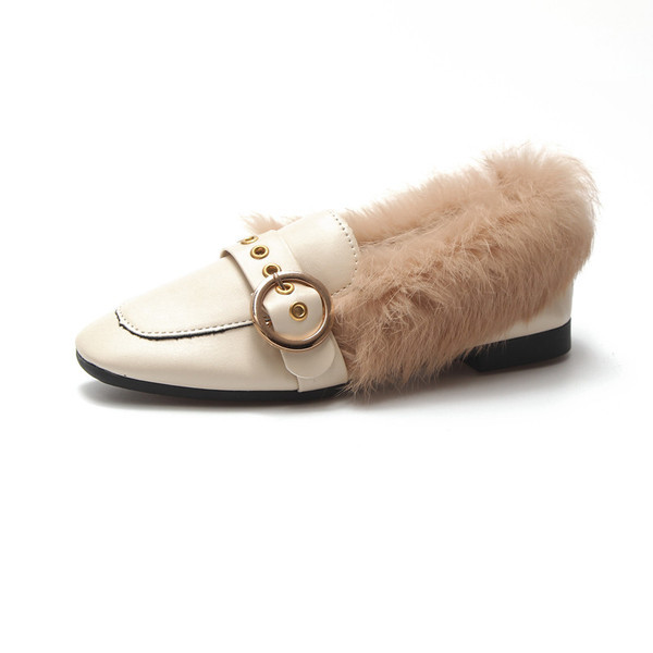 Актуални дамски мокасини с метална катарама и пух в черен и бежов цвят