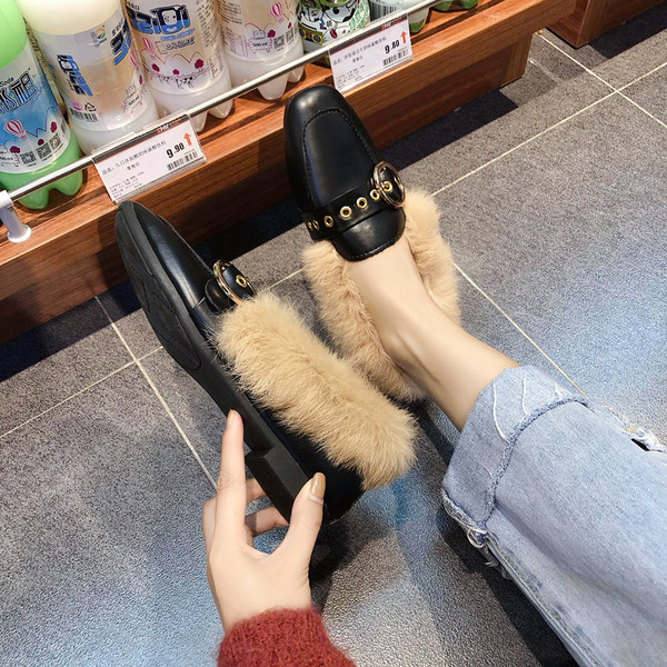 Актуални дамски мокасини с метална катарама и пух в черен и бежов цвят