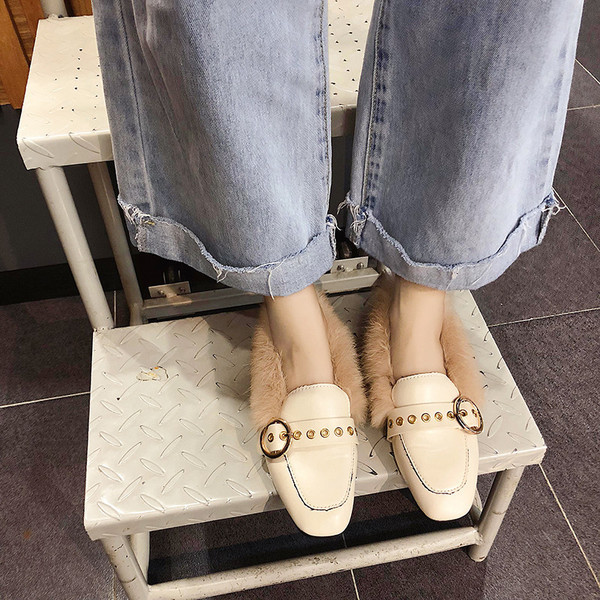 Актуални дамски мокасини с метална катарама и пух в черен и бежов цвят