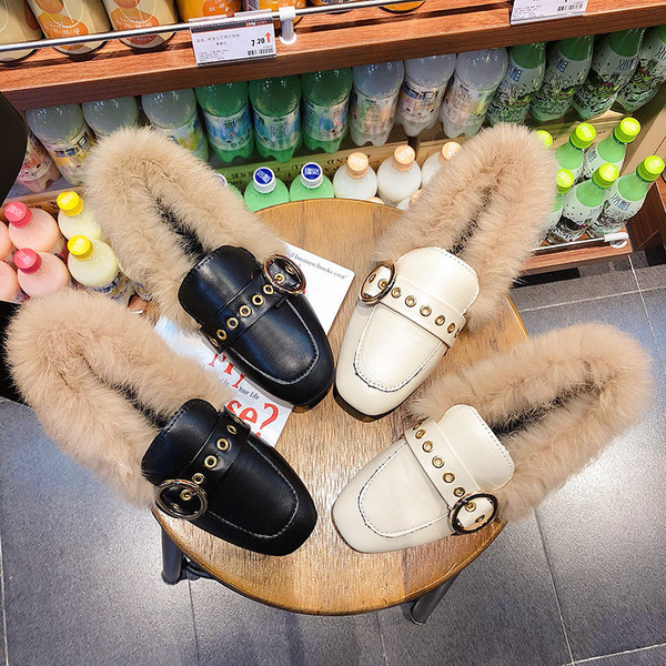 Актуални дамски мокасини с метална катарама и пух в черен и бежов цвят