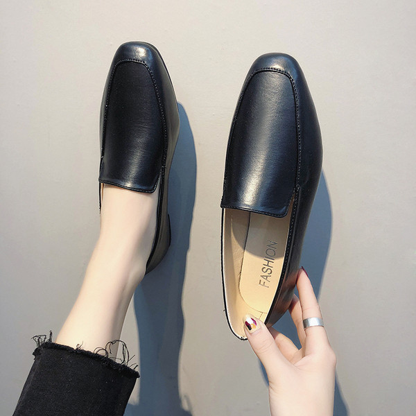 Изчистен модел дамски мокасини от еко кожа в черен и бял цвят