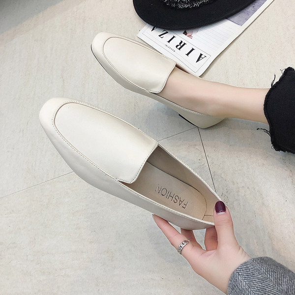 Изчистен модел дамски мокасини от еко кожа в черен и бял цвят