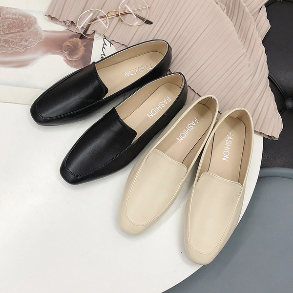 Изчистен модел дамски мокасини от еко кожа в черен и бял цвят