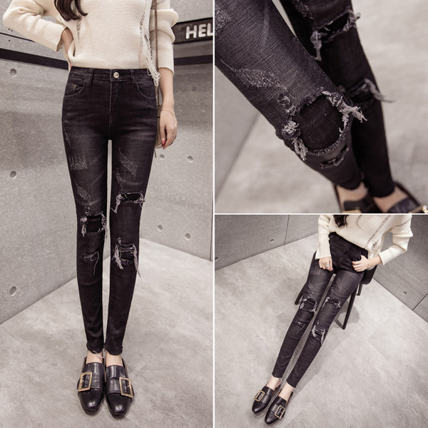 Дамски модерни дънки модел Slim с разкъсани мотиви в черен цвят