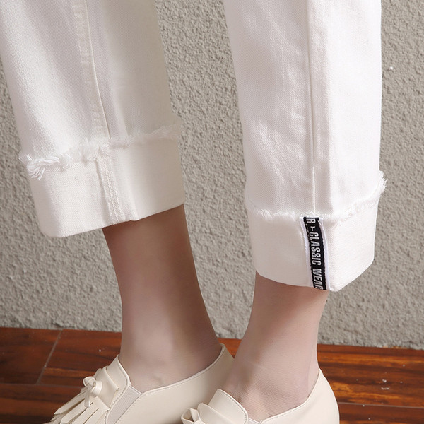 Дамски модерни дънки с разкъсани мотиви и 7/8 дължина в бял цвят