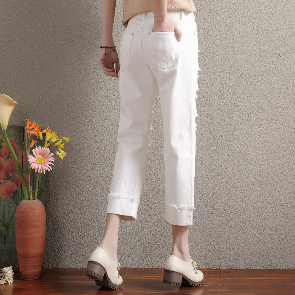 Дамски модерни дънки с разкъсани мотиви и 7/8 дължина в бял цвят