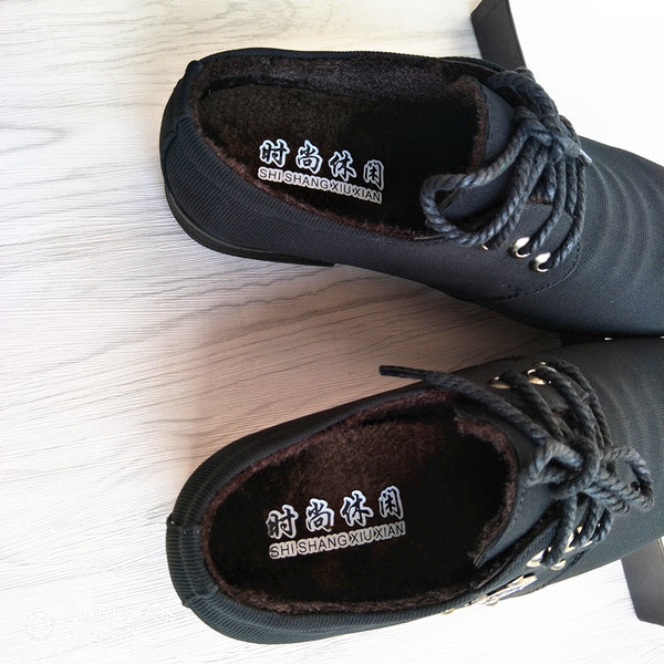 Модерни мъжки обувки в три цвята с връзки и метален елемент