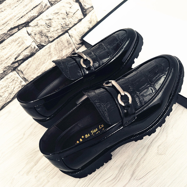 Мъжки официални обувки от еко кожа-лак с металена катарама