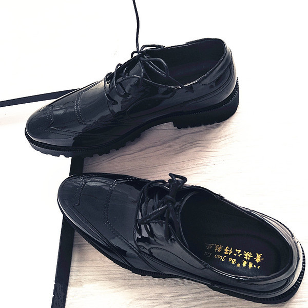 Мъжки актуални обувки от еко кожа-лак с връзки в черен цвят