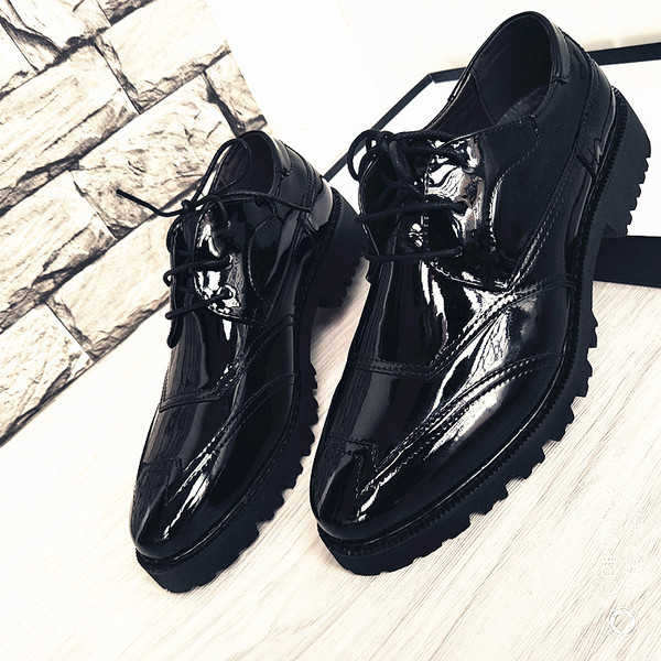 Мъжки актуални обувки от еко кожа-лак с връзки в черен цвят