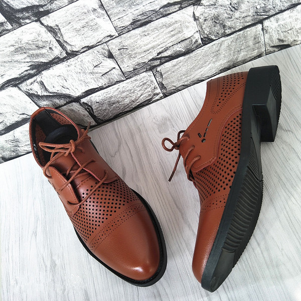 Модерни мъжки обувки в кремав и черен цвят с връзки 