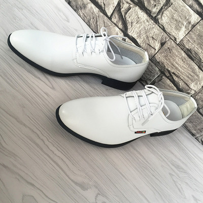 Модерни мъжки обувки в бял и черен цвят с връзки 
