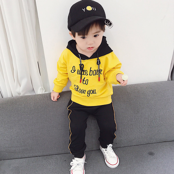 Детски спортен комплект с качулка в жълт и червен цвят