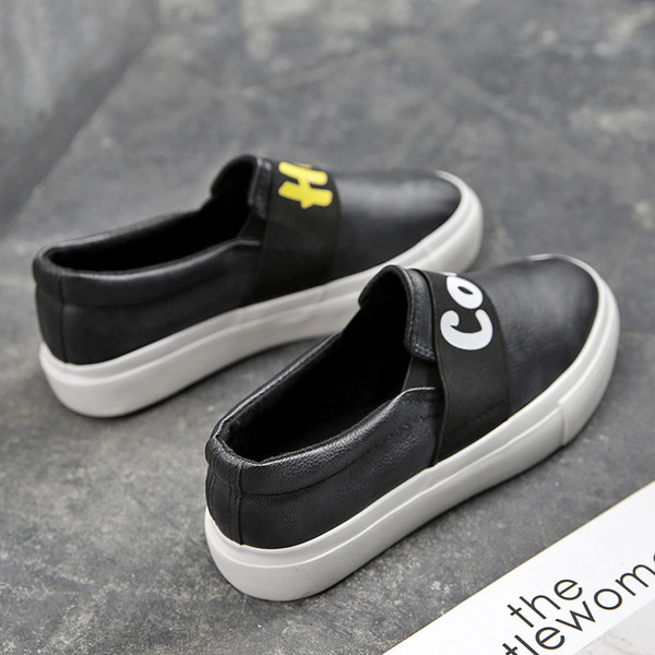 Ежедневни дамски мокасини с надписи в черен и бял цвят