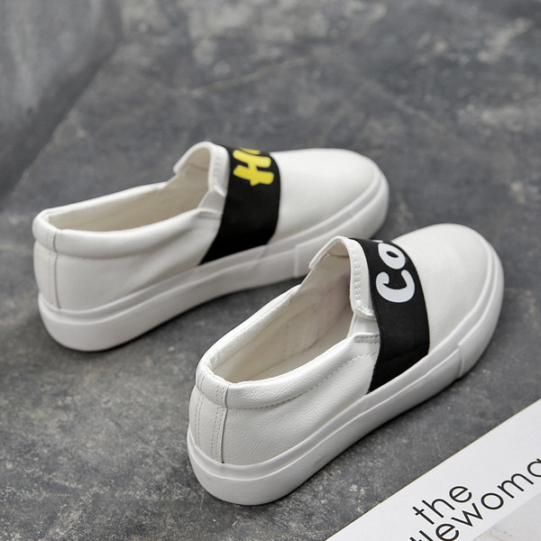 Ежедневни дамски мокасини с надписи в черен и бял цвят