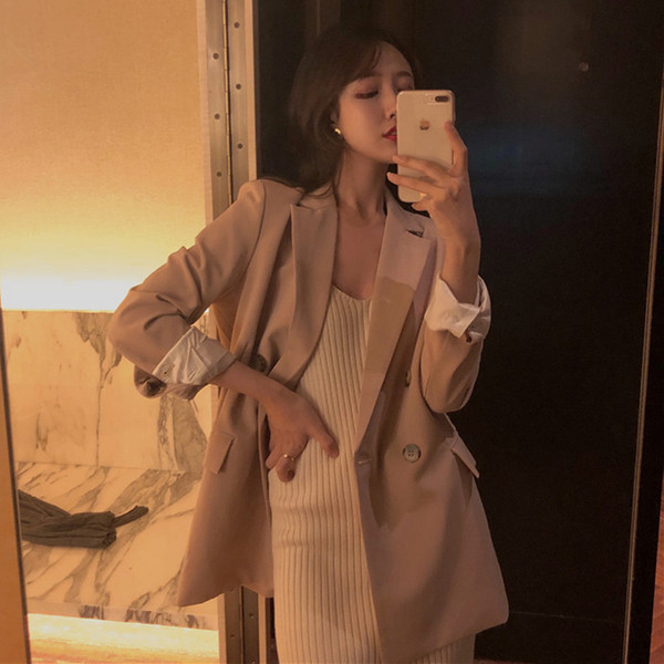 Модерно дамско сако в бежов цвят 