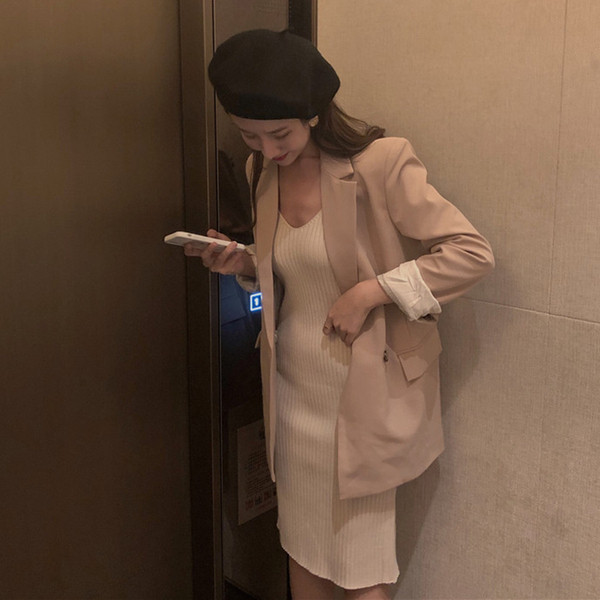 Модерно дамско сако в бежов цвят 