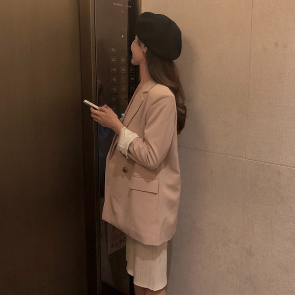 Модерно дамско сако в бежов цвят 