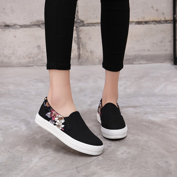 Ежедневни дамски мокасини в черен цвят с флорални мотиви