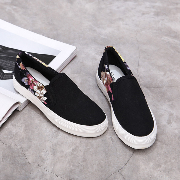 Ежедневни дамски мокасини в черен цвят с флорални мотиви