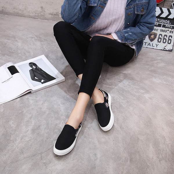 Ежедневни дамски мокасини в черен цвят с флорални мотиви