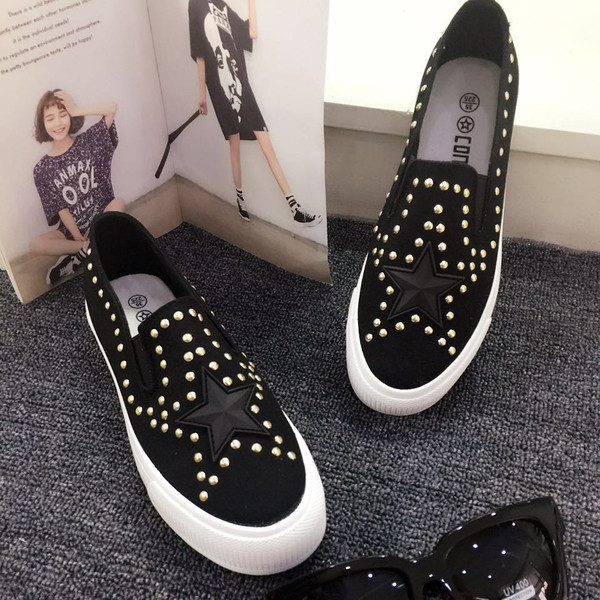 Модерни дамски мокасини с капси в черен цвят