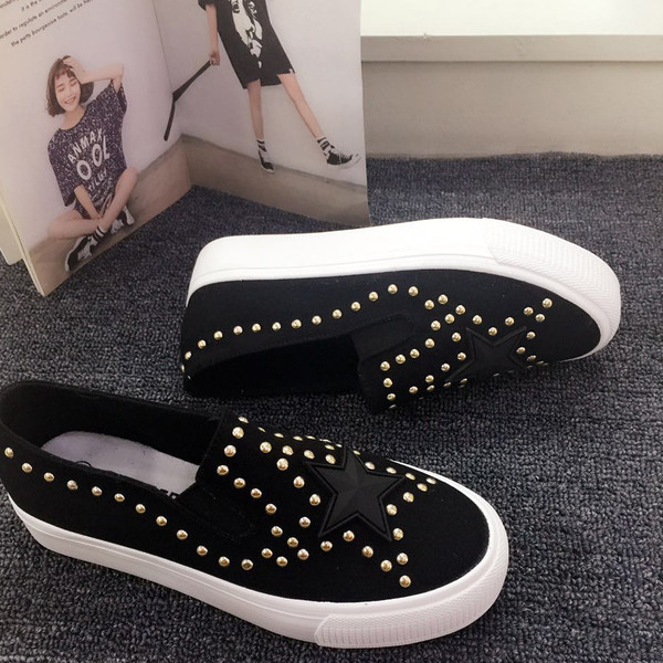 Модерни дамски мокасини с капси в черен цвят