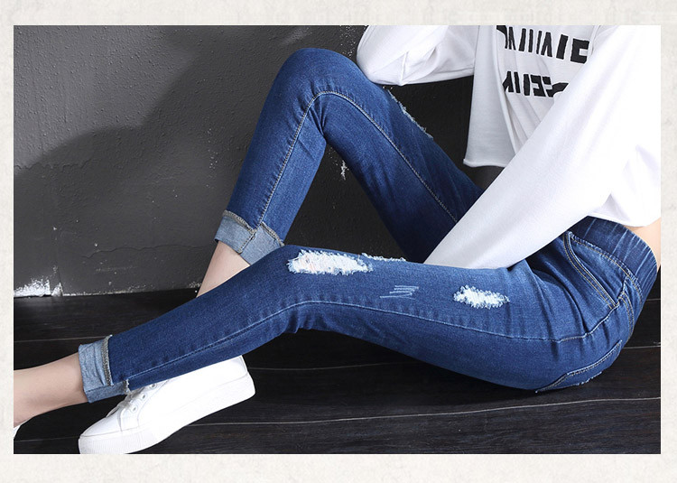 Модерни дамски дънки с еластична талия в два цвята