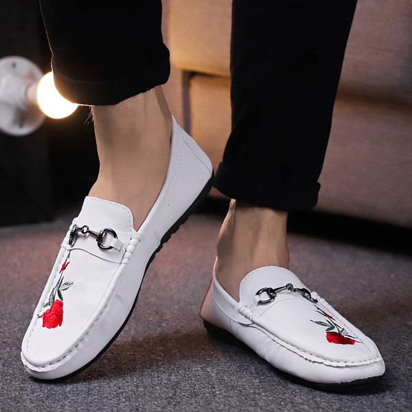 Mocasini casual barbatesti cu motive florale si element metalic