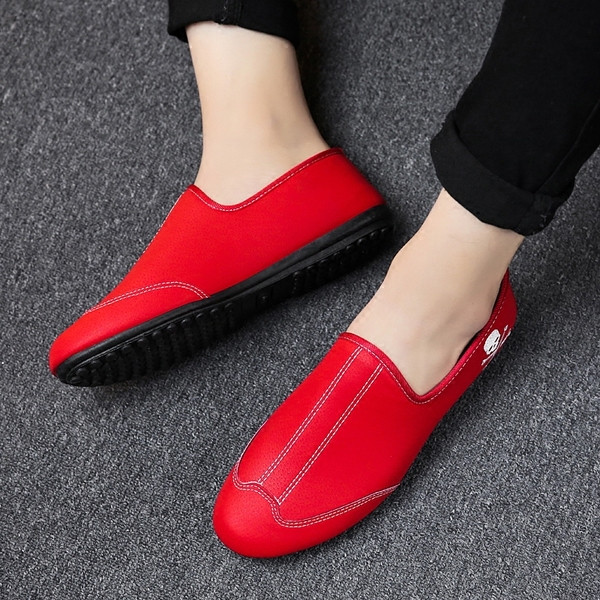 Mocasini moderni pentru bărbați cu aplicație sunt negru și roșu