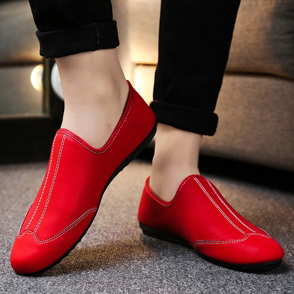 Mocasini moderni pentru bărbați cu aplicație sunt negru și roșu