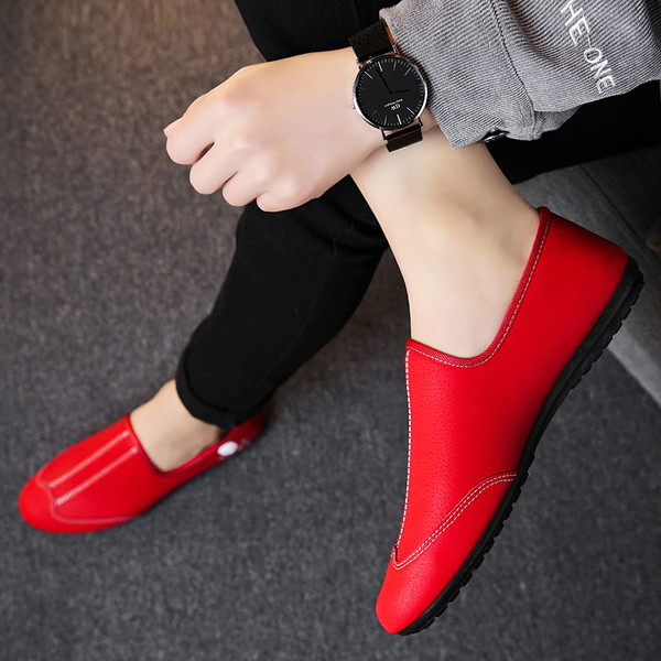 Mocasini moderni pentru bărbați cu aplicație sunt negru și roșu