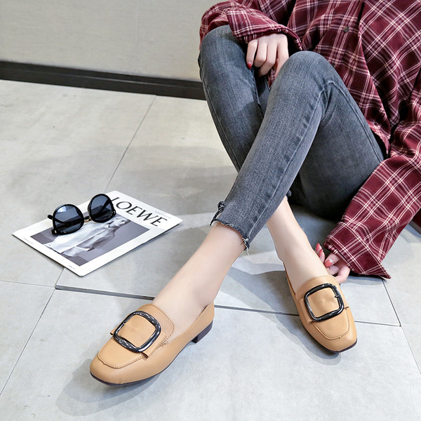 Κομψά γυναικεία μοκασίνια με μεταλλική πόρπη σε διάφορα χρώματα