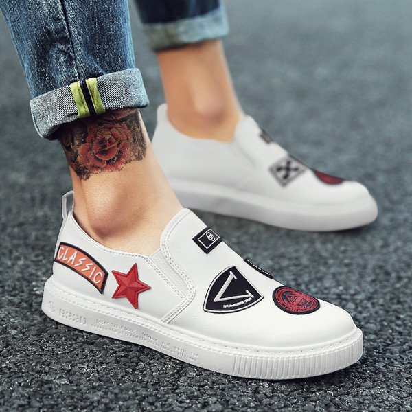 Άνδρικά κομψά μοκασίνα με εμβλήματα σε δύο χρώμα 