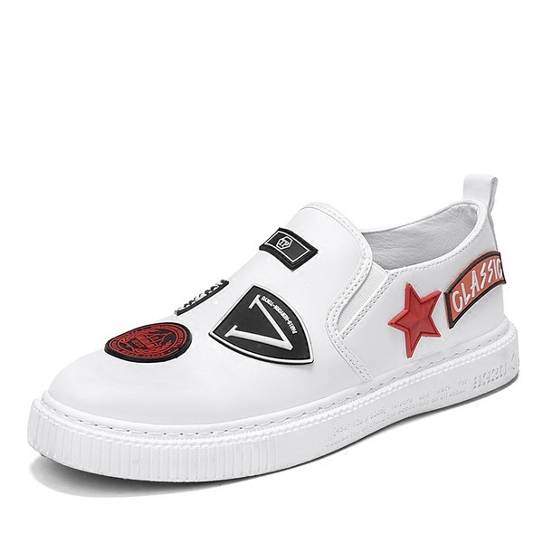 Άνδρικά κομψά μοκασίνα με εμβλήματα σε δύο χρώμα 