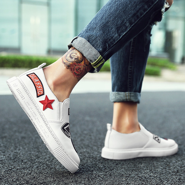 Άνδρικά κομψά μοκασίνα με εμβλήματα σε δύο χρώμα 