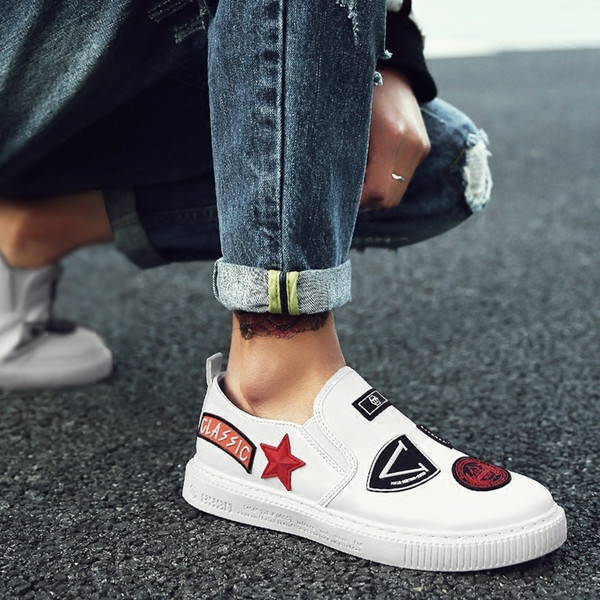 Άνδρικά κομψά μοκασίνα με εμβλήματα σε δύο χρώμα 