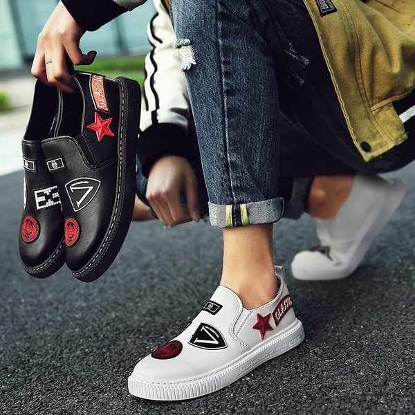 Άνδρικά κομψά μοκασίνα με εμβλήματα σε δύο χρώμα 