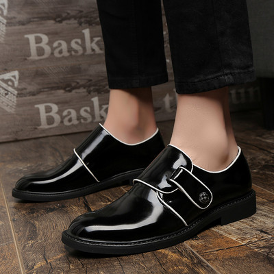 Мъжки обувки от еко кожа-лак в черен цвят с лепенка
