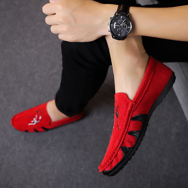 Μοντέρνα ανδρικά μοκασίνια με  κεντήματα σε τρία χρώματα