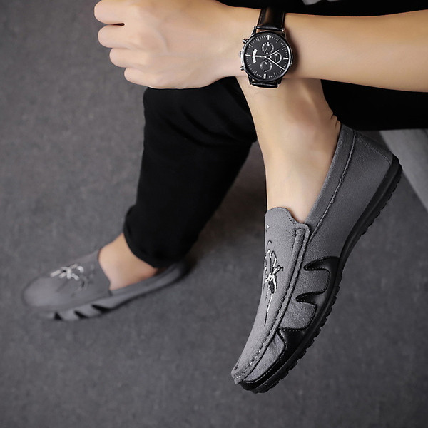 Μοντέρνα ανδρικά μοκασίνια με  κεντήματα σε τρία χρώματα