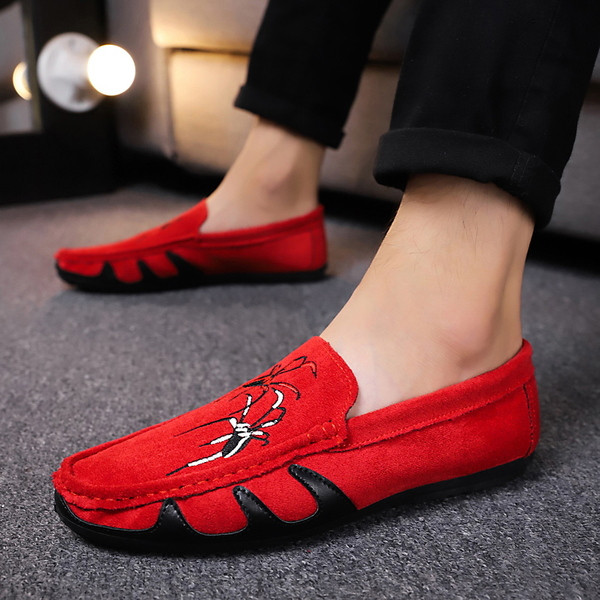 Μοντέρνα ανδρικά μοκασίνια με  κεντήματα σε τρία χρώματα