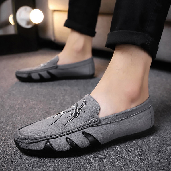 Μοντέρνα ανδρικά μοκασίνια με  κεντήματα σε τρία χρώματα